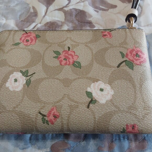 ***LOW START *** NWT Coach Corner Zip Wristlet - Picture 5 of 8